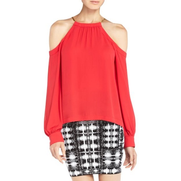 Open shoulder cold crepe red berry top blouse - Picture 5 of 6